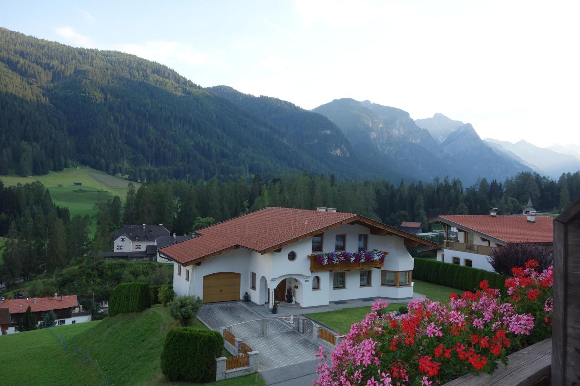 Alpen Gasthof Apartments Hohe Burg Trins Buitenkant foto